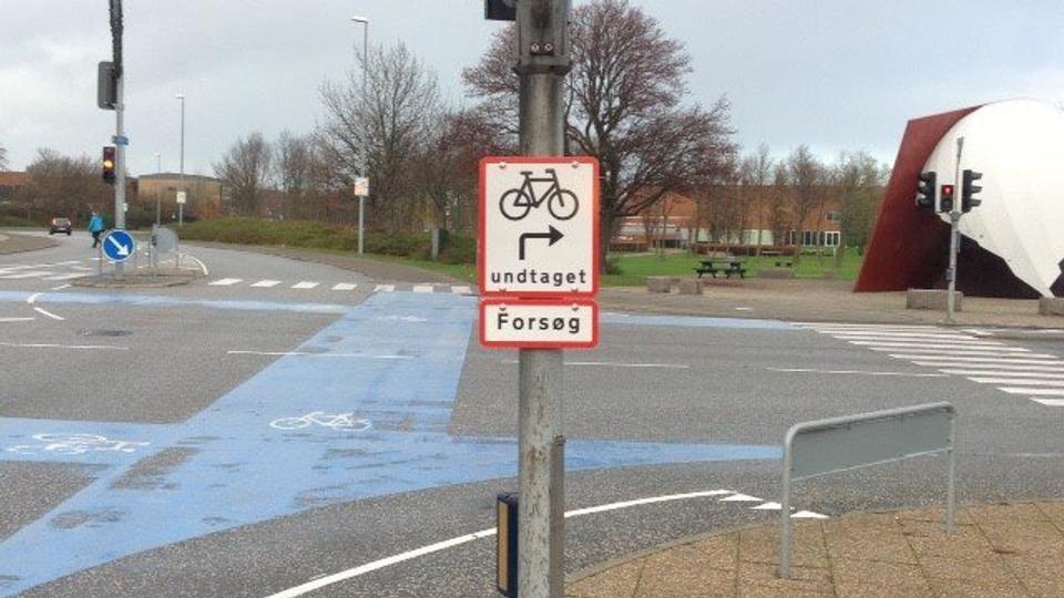 Lyskryds hvor cyklister må dreje til højre for rødt skiltes således.