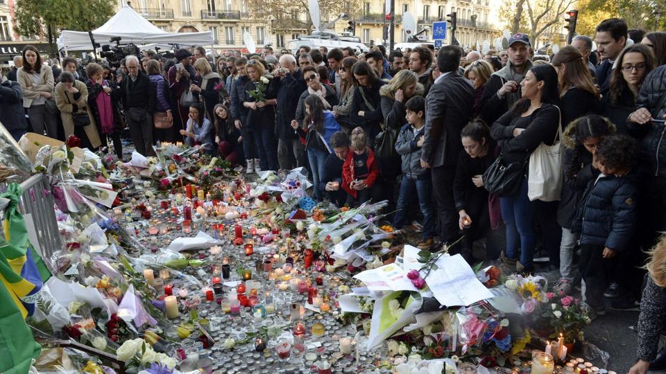 Sådan så der ud ved Bataclan i dagene efter terroren. Nu støjes der overalt i Europa for ofrene på spillestedet. Foto: Scanpix <i>Scanpix Denmark</i>