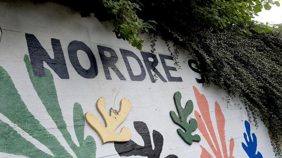 Som skiltet antyder, er Nordre Skole godt på vej til at forsvinde. Bulldozerne vil formentlig gøre deres indtog i første halvdel af 2016, men ikke for at bane vej for et nyt plejehjem. Den plan er skrinlagt. Arkivfoto: Lars Pauli <i>Lars Pauli</i>