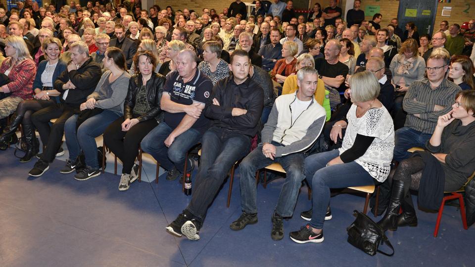 Der var stort fremmøde til borgermødet i sidste uge om det kommende asylcenter på Dronninglund Sygehus, og det var svært at høre hvad der blev sagt. Foto: Bent Bach