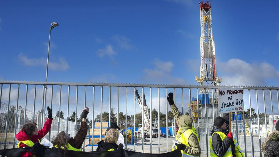 Greenpeace-aktivister, klatrede ved en tidligere aktion 45 meter op i skifergasboretårnet i Dybvad. Arkivfoto: Thomas Vinther