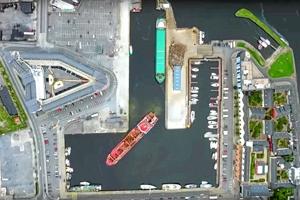 Video: Sådan får kaptajnen det tonstunge skib i havn
