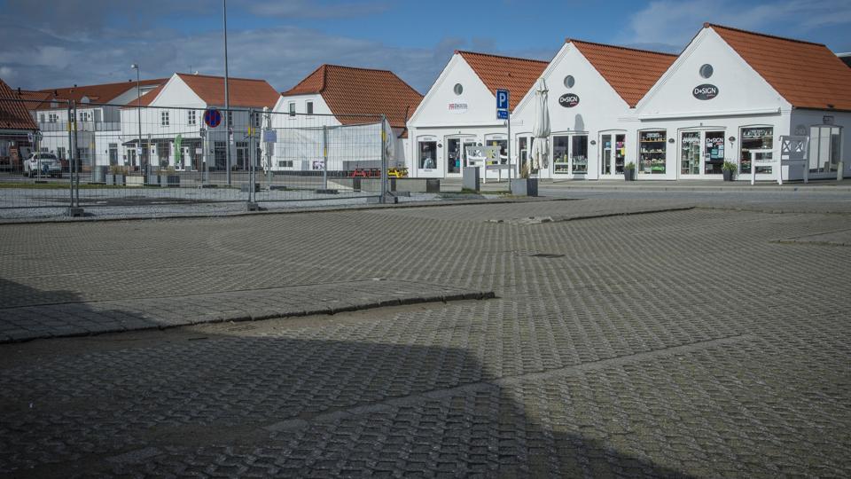 På den nuværende p-plads skal der opføres 14 boliger. Der skal opføres yderligere 3 på Springvandstorvet. Foto: Martin Damgård