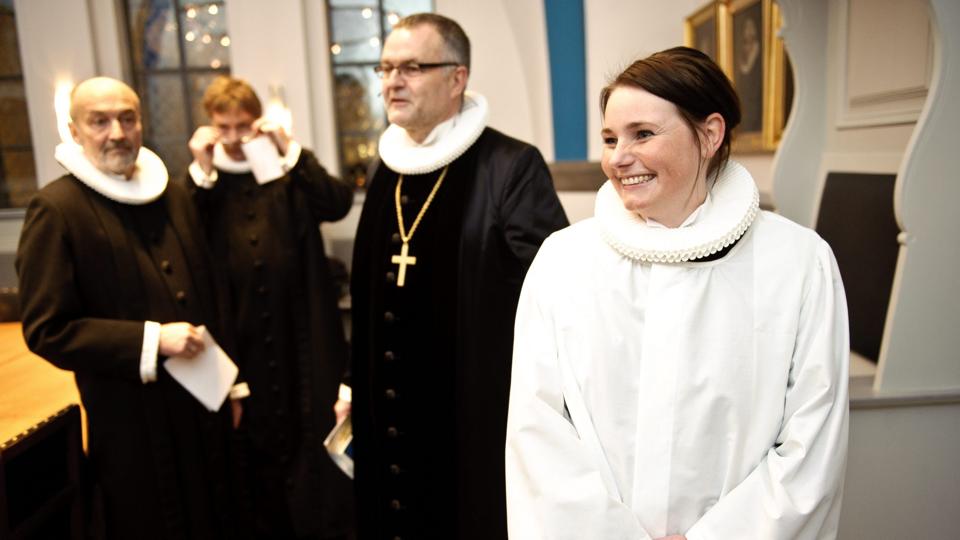 Cand. theol Jane Jelsbak modnedes nogle år som medarbejder ved Svenstrupgård, bosted for socialt udsatte, inden hun som 34-årig blev ordineret til sognepræst. Ordinationen stod biskop Henning Toft Bro for i Budolfi Kirke i december 2010. Arkivfoto: Claus Søndberg <i>Foto: Claus Søndberg</i>