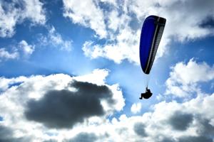 Paraglidere faldt ned ved Dokkedal