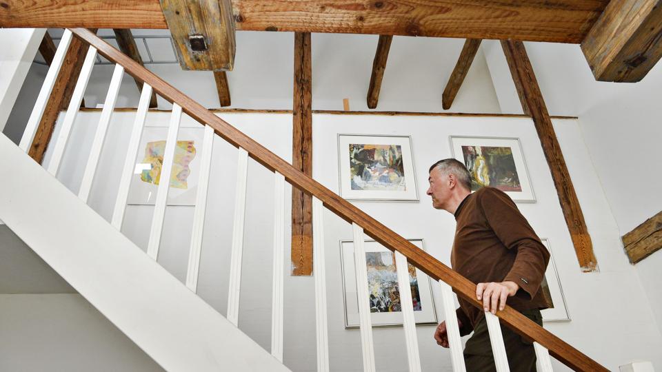 Det renoverede stuehus fra 1870’erne er på 550 kvm og rummer nu Bed & Breakfast i den ene ende og privatbolig i den anden, hvor der er højt til loftet og flotte detaljer. Bjælkerne er de oprindelige, fortæller Frank Mølgaard Olsen.
