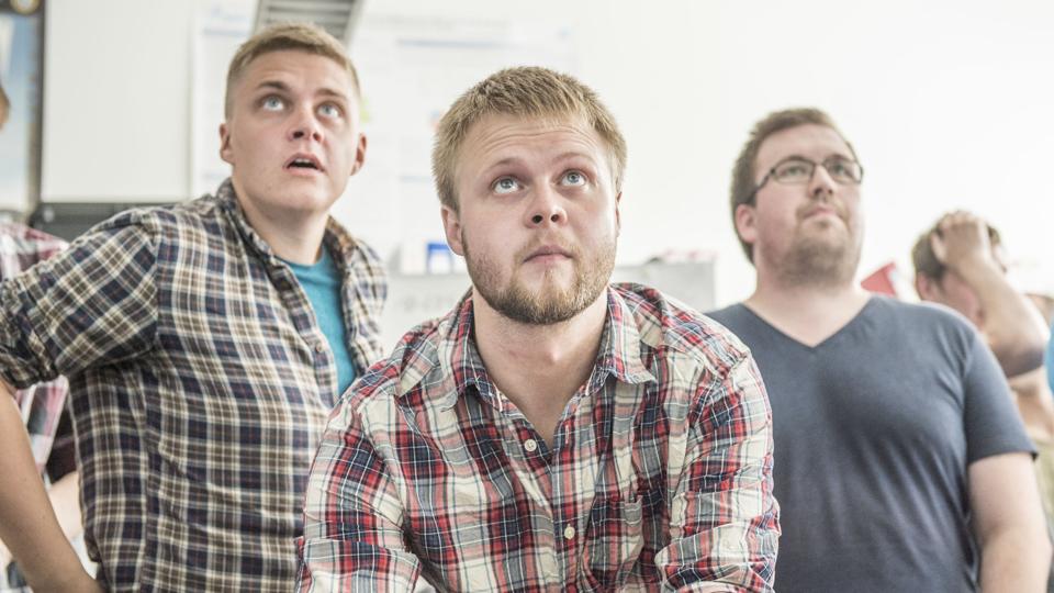 Jonas Nielsen (tv.), Lasse Bromose (midten) og Brian Thomsen (th.) var nervøse, da de onsdag eftermiddag fulgte opsendelsen af en japansk raket, der havde satellitten AAUSAT5 med ombord. Foto: Daniel Bygballe