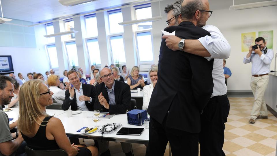Den nye vicedirektør, Claus Brøkner Nielsen, får her et knus af regionens sundhedsfaglige direktør, Jens Winther. Foto: Anne Mette Welling