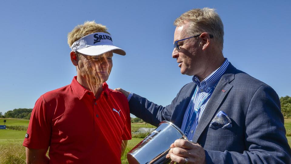 Søren Kjeldsen fik overrakt en pris fra den nye direktør for European Tour, Keith Pelley, for at have rundet 500 turneringer. Foto: Henrik Bo <i>Foto: Henrik Bo</i>
