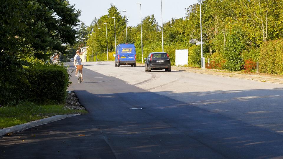 I øjeblikket er der ingen stribe til at markere grænsen mellem cykelsti og bilspor - udover forskel i asfaltens farve. Foto: Diana Holm