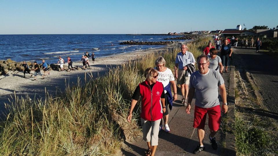 Hjerteforeningen og Sæby Gymnastikforening havde held med vejret, og det så på det fine deltagerantal på 60 ved årets Beachwalk. Privatfoto