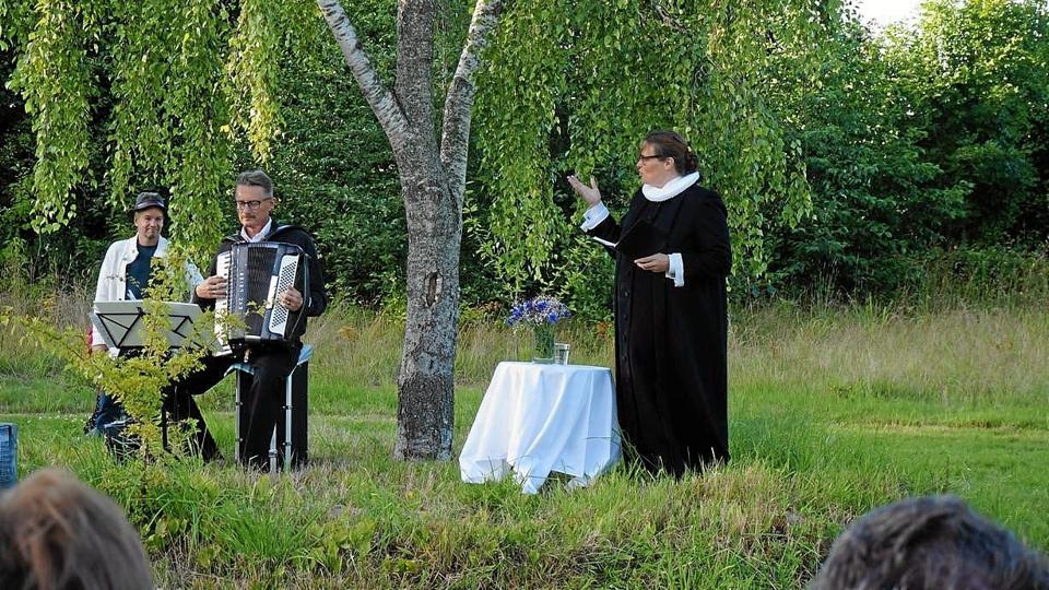 Pastor Mette Tved Hansen i skovlysningen i udkanten af Veddum sammen med Bruno Borella, der leverede musikken på harmonika. Privatfoto <i>Privat   ( kan frit benyttes)</i>