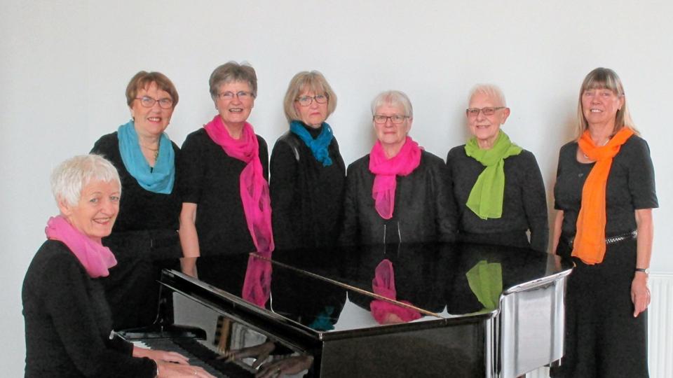 Seks seje sangsild: Ragna Bech Nielsen, Ellis Bråten, Else Skovkær, Anna Hansen, Jette Poulsen og Lene Weiss fotograferet sammen med deres faste leder og akkompagnatør, Elise Børresen. Privatfoto