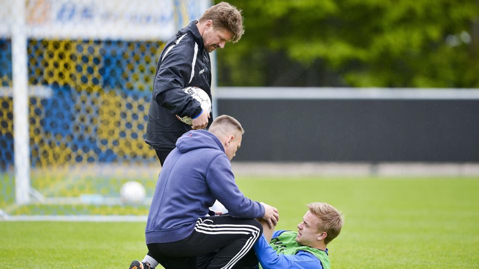 Jacob Tjørnelund må også sidde over i søndagens kamp mod FC Vestsjælland. Backen var uheldig ved lørdagens træning, og det koster ham deltagelsen i kampen. Foto: Henrik Bo <i>Foto: Henrik Bo</i>