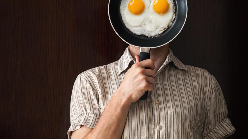 Hvis du behandler din pande ordentligt og tænker på, hvad du bruger til at stege maden i, holder din teflon-pande længere. Foto: Iris/Scanpix <i>Scanpix Denmark</i>