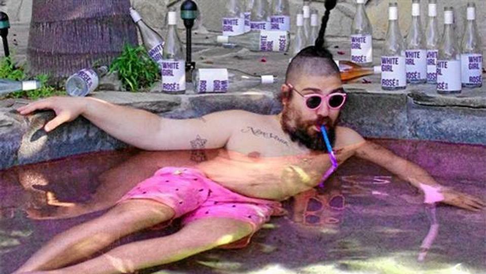 Foto: The Fat Jewish bader i rosé fra sit eget brand ’white girl rosé’.
