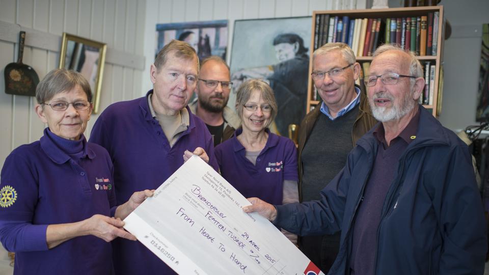 Giverne var Rotary. Fra venstre Inge Irgens, Niels Møller, Henrik Pedersen, Inger Jønck, alle From Heart to Hand samt Bent Harboe og Niels Graven fra Rotary Klub Brønderslev. Foto: Grete Dahl <i>Grete Dahl</i>