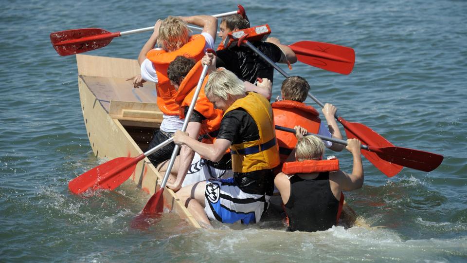 Risiko for en vandgang hører med til Small Ship Race. Årets udgave af vandræset i selvkonstruerede både er aflyst. Arkivfoto: Hans Ravn <i>Hans Ravn</i>