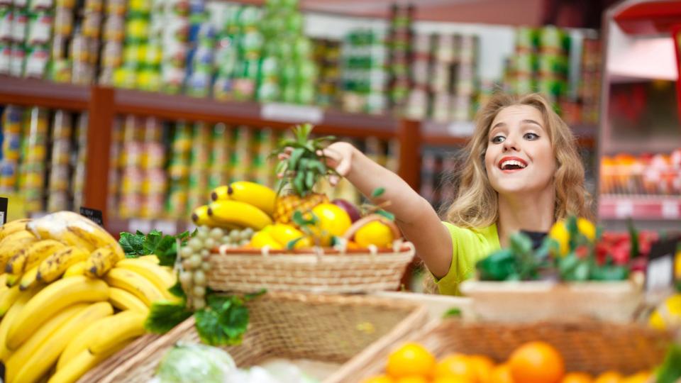 Du bestemmer ikke helt selv, hvor meget frugt og grønt, du får med hjem fra supermarkedet. Det gør bl.a. også din underbevidsthed, og det kan butikkerne "udnytte" til at gøre dine indkøb grønnere. Foto: Iris/Scanpix <i>Scanpix Denmark</i>