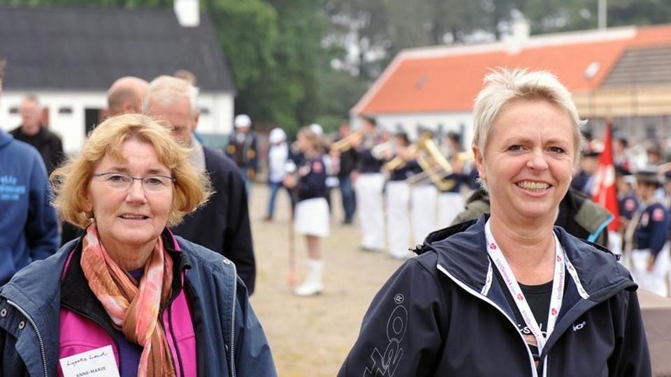 Fra tidligere Stafet for Livet på Knivholt. Det er Birgitte Christensen til højre - på vandring med en holdkammerat ad ruten gennem festpladsen. Privatfoto