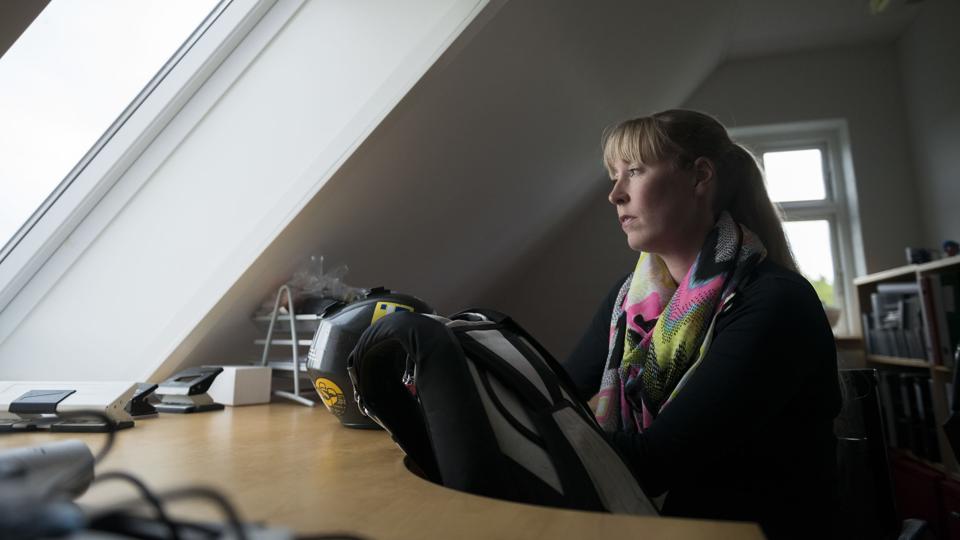 Signe Søgaard, formand for Nordjysk Faldskærmsklub, slår fast, at det er vigtigt for klubbens medlemmer at sætte ord på ulykken. Men selvfølgelig skal der være plads til at sørge over tabet af en nær ven, bestyrelseskollega og klubkammerat. Foto: Nicolas Cho Meier