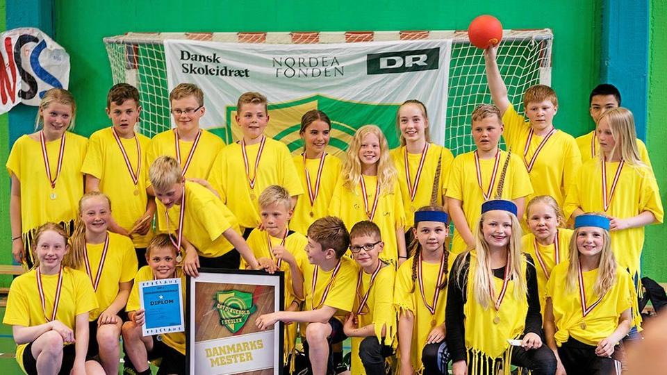 5.a på Rosendalskolen i Hobro er nu danmarksmester i høvdingebold. Privatfoto