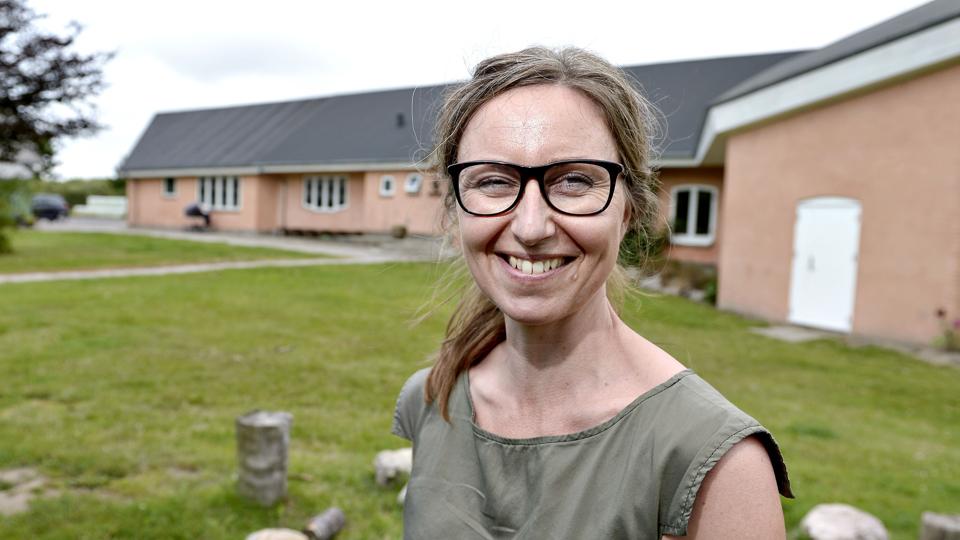 Lotte Horne, som foruden læreruddannelsen også er fysioterapeut, er ansat som leder af Hjørring Ny Steinerskole. Foto: Henrik Louis