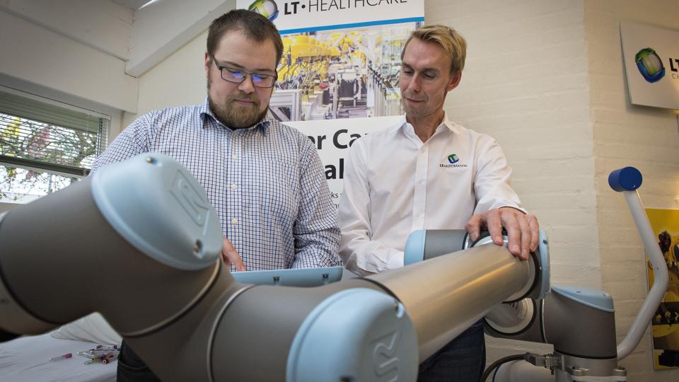 Lasse Thomsen (til højre) og Joachim Kristensen fra LT Automation har i forvejen gang i flere projekter i sundhedsvæsenet. Sidste år præsenterede de robotten Robert, der kan hjælpe med genoptræning af sengeliggende patienter.Arkivfoto: Kim Dahl Hansen