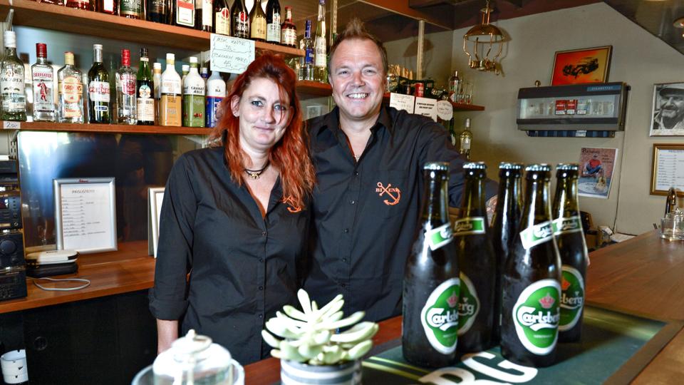 Lars Manner og Lone Glit er nye forpagtere af Bixen i Aalbæk, og de har allerede fået flere stamgæster.Foto: Henrik Louis