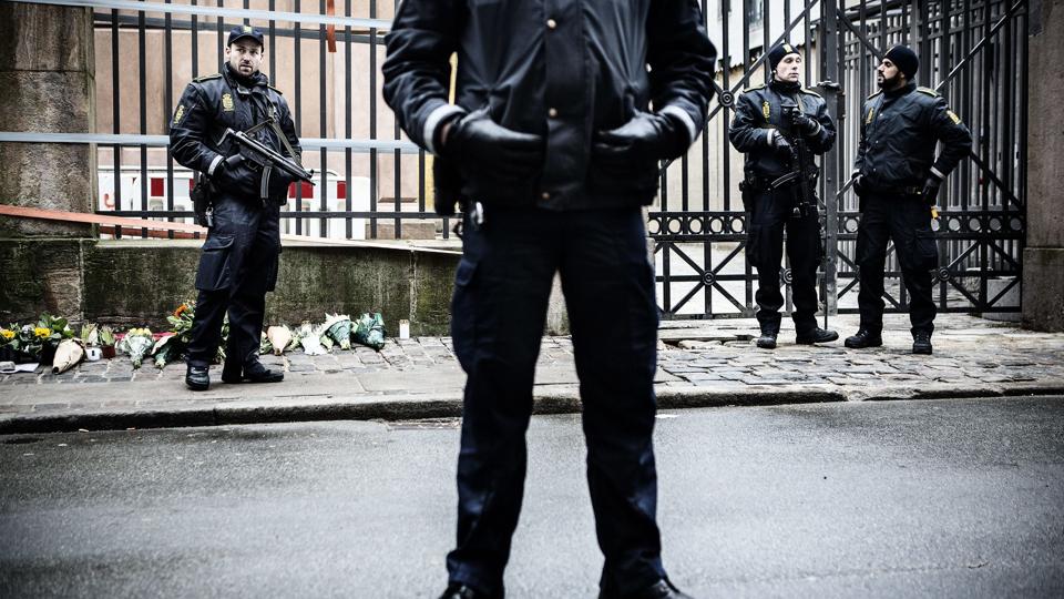 Siden juni i år har betjente fra Midt- og Vestjyllands Politi været udstationeret i København, hvor terrorberedskabet har været forhøjet siden terrorangrebet ved den jødiske synagoge. Arkivfoto: Simon Læssøe/Scanpix <i>Scanpix Denmark</i>