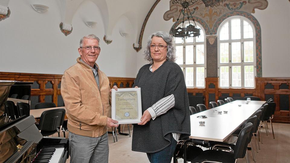 Det var en både glad og overrasket Frank Nielsen, der fik overrakt Turismens Pris 2015 af formanden for Han Herred Turistforening, Ulla Flintholm. Foto: Mattias Bodilsen <i>Mattias Bodilsen</i>