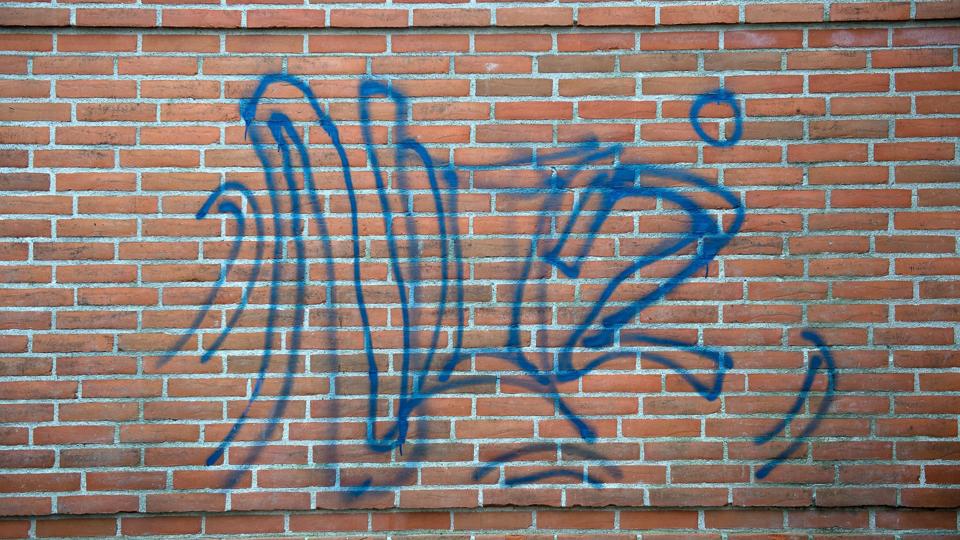 Denne grafitti i Grønnegade i Nykøbing skyldtes en dengang 15-årig dreng, som blev pågrebet på fersk gerning omkring nytår 2014. Arkivfoto: Bo Lehm