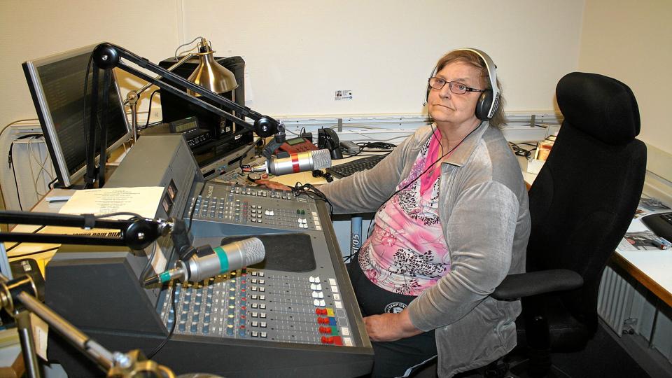 Inge Pedersen er en af radioens studieværter. Hun ses her under afviklingen af et af sine programmer. Foto: Jørgen Ingvardsen <i>Jørgen Ingvardsen</i>