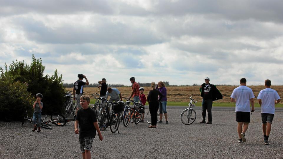 Her ankommer nogle af cyklisterne til en velfortjent pause, hvor de kan nyde en øl eller vand. Foto: Arne Jensen <i>Arne Jensen</i>