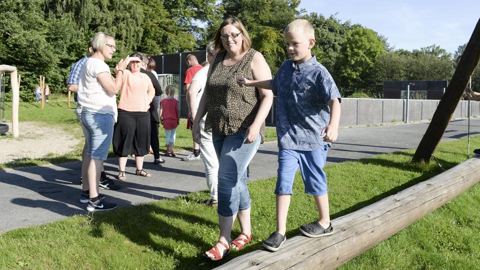 Ifølge Rikke Jakobsen er det nu, forældrene skal vise, de bakker op om Blære Skole. Derfor har hun også valgt skolen til sønnen Mikkel trods trusler om lukning. <i>Michael Bygballe</i>