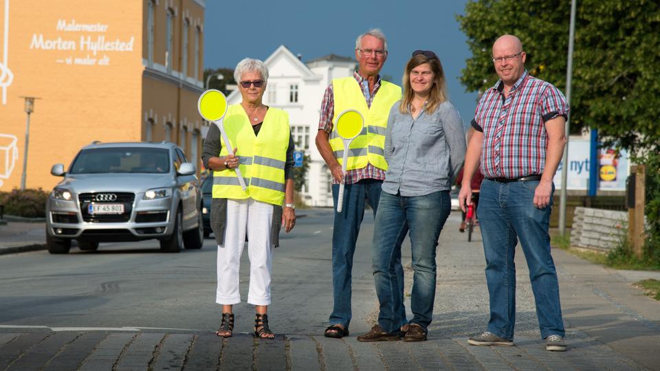 Et korps af frivillige vil oprette en skolepatrulje ved M. C. Holms Skole i Grønnegade i Nykøbing. Fra venstre er det Jenny Jakobsen og Hans Hartwig, der begge er frivillige, samt Charlotte Kristensen, frivillighedskoordinator, og skolebestyrelsesformand Jan Bertelsen. Arkivfoto: Bo Lehm <i>Bo Lehm</i>