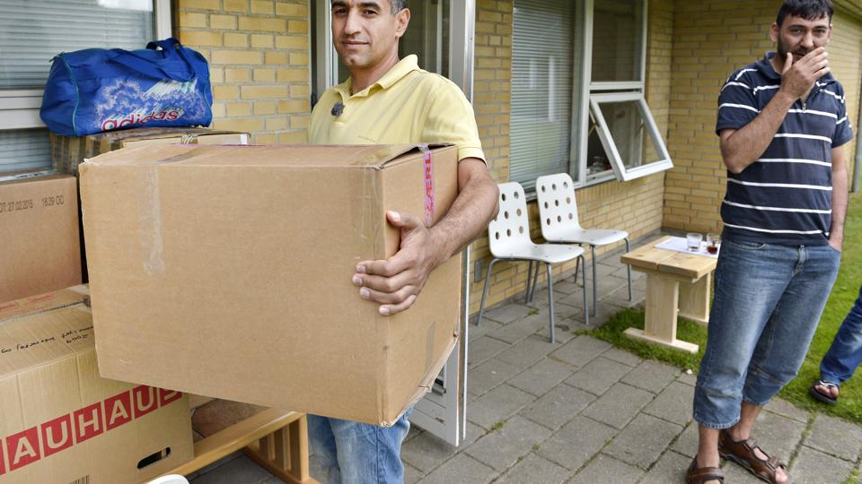Ali Taleb (tv) må flytte til Hjørring, selvom han helst blev boende i Lendum. Foto: Bent Bach
