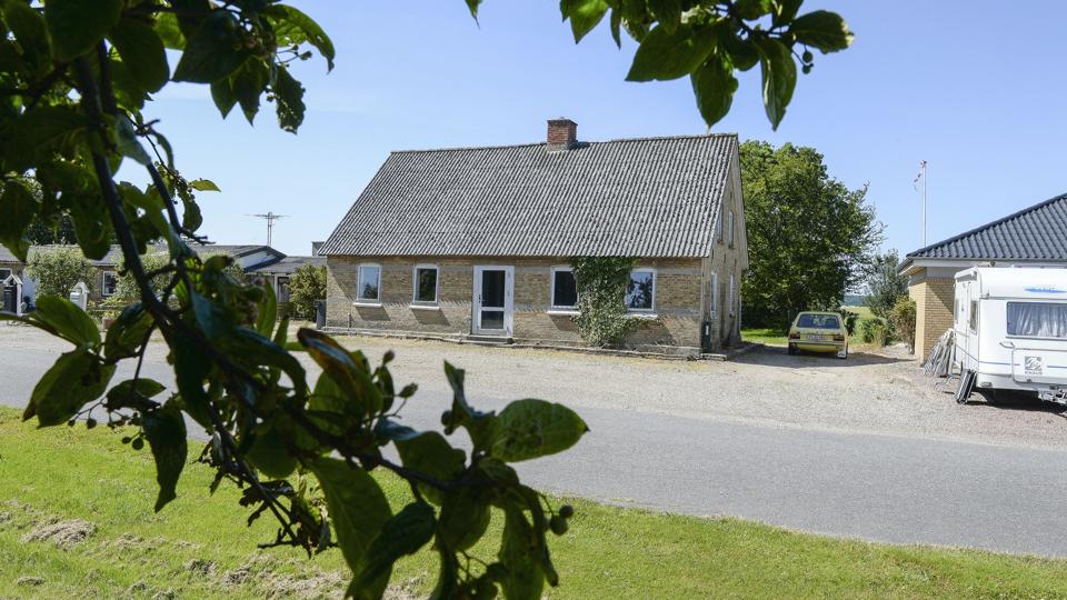 To private købte huset på Gammel Hobrovej 4 med det ene formål at få det raget ned. Det har kommunen nu lovet at gøre.
Foto: Michael Bygballe <i>Michael Bygballe</i>