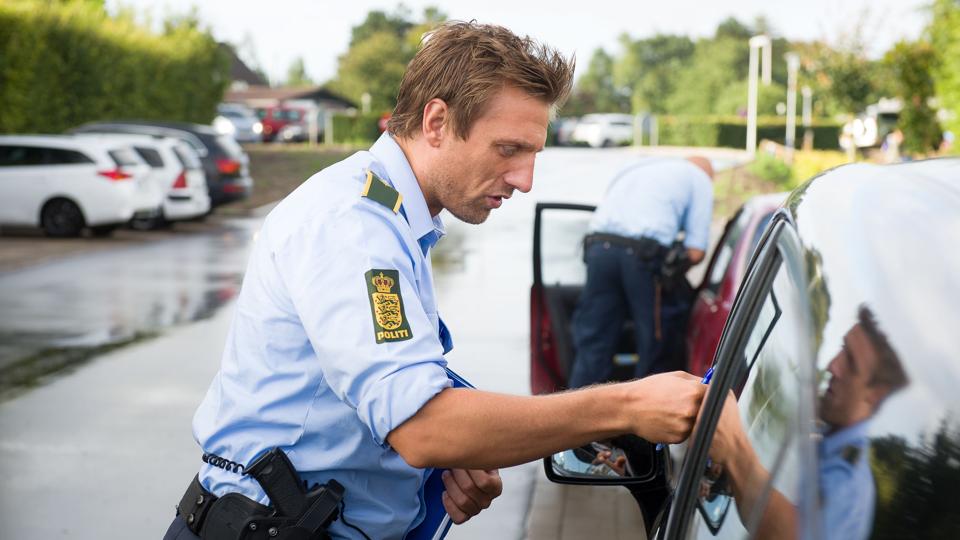 Traditionen tro udfører politiet trafikkontrol ved skolerne de første uger efter skolestart for at sikre sig, at forældrene kører ordentligt og har husket sele og kørekort. Arkivfoto: Bo Lehm