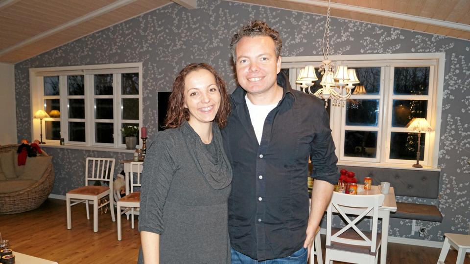 Annika Skovbo sammen med Rasmus Nøhr, som gav en intim koncert for venner hjemme hos hende og gemalen Ronni i december. Privatfoto