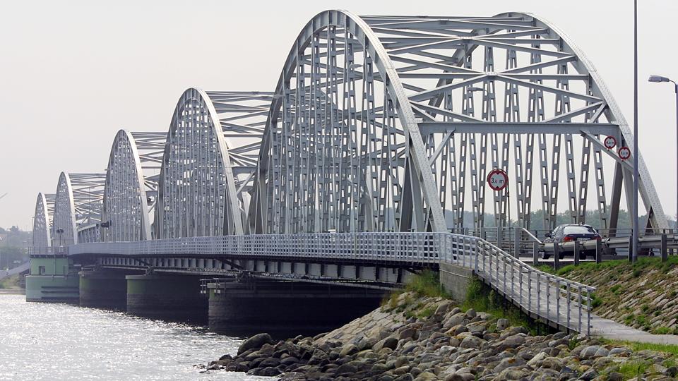 Politi og Falck rykkede torsdag formiddag ud til en ulykke ved Vilsundbroen, der skabte lange køer.Arkivfoto