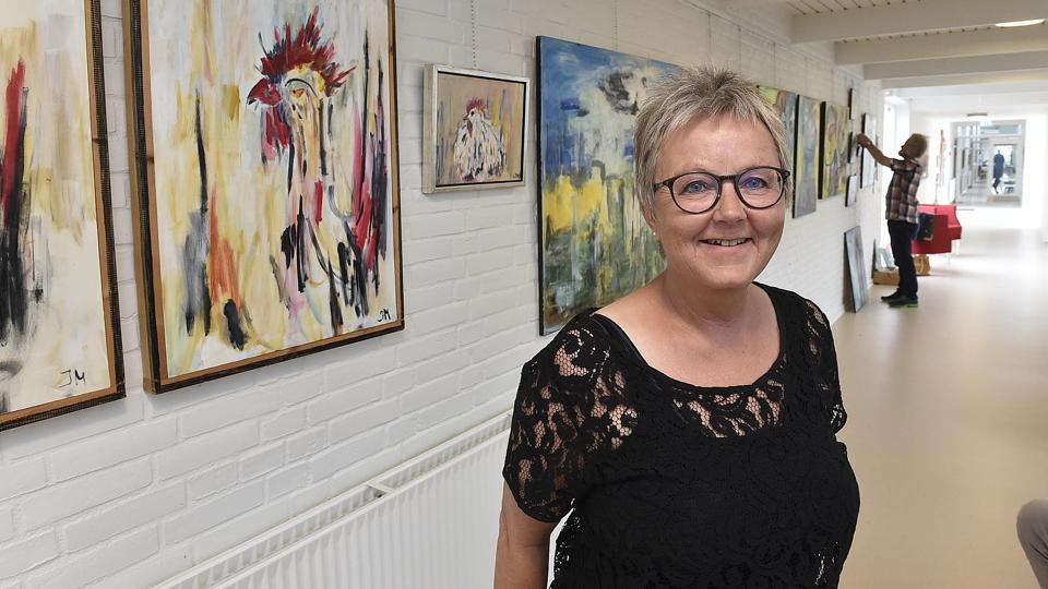 De to billeder til venstre var de to første, Inger Marie Feilan malede for 10 år siden, da hun begyndte at male oven på et terapikursus. Foto: Ole Iversen