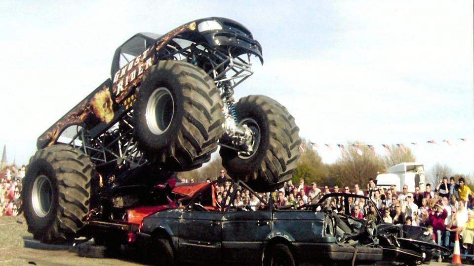 Det kunne være enhver bilejers mareridt at se sin bil blive smadret af en monster truck - men bare rolig, det er kun skrotbiler, det går ud over.
Arkivfoto: Aranis Klaas