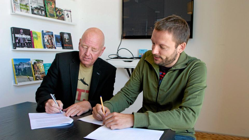 Henrik Røde Jensen og redaktør Jesper Tolstrup underskrev torsdag kontrakten på bogprojektet. Privatfoto
