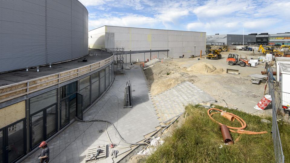 Den nye hal mellem Arena Nord og Nordstjerneskolen står snart klar. Foyeren er blevet ført med bygningen rundt og en ny indgang kommer til at ligge tæt på den nye hal.Foto: Peter Broen