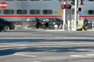 VIDEO: Betjent redder mand fra at blive ramt af tog