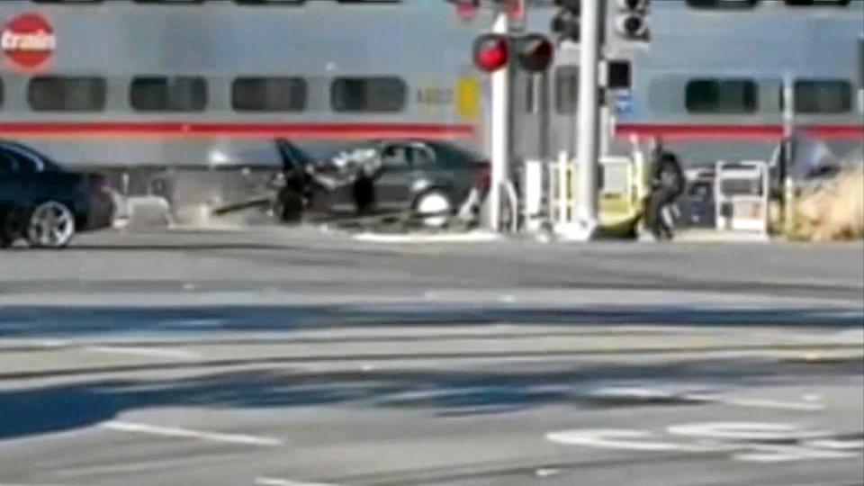 Her rammer toget bilen. Føreren blev trukket i sikkerhed i sidste øjeblik.
