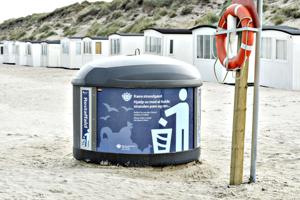 På med gummihandskerne: Nu skal sommerhusejere samle affald på stranden