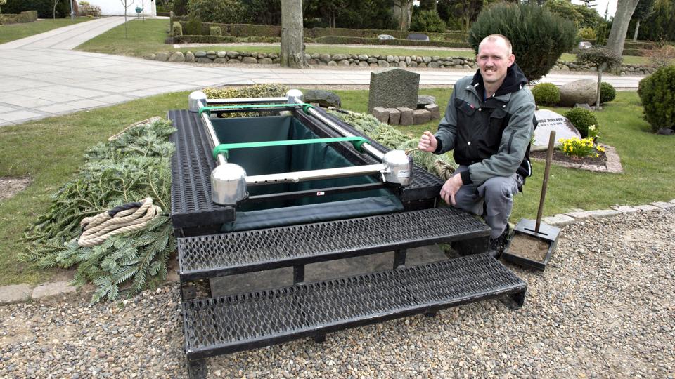 Brønderslev Kirkegård kan nu tilbyde diskret, teknisk hjælp, når kisten skal sænkes i graven. Thomas Huulgaard forklarer, at nedsænkningsassistenten er et hjælpemiddel til de pårørende. 	Foto: Henrik Louis