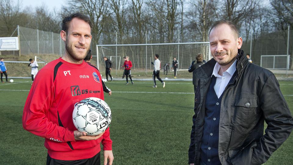 Talentkoordinator Peter Thomsen (t.v.) og hans trænerstab belønnes nu belønningen for en dedikeret indsats med ungdomsfodbolden i Hobro IK. Her ses han med Søndres skoleleder Arne Omar Sørensen, med hvem klubben samarbejde om at etablere en eliteorienteret fodboldklasse.
Arkivfoto: Lars Pauli <i>Lars Pauli</i>